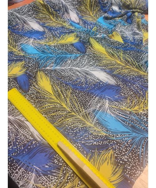 Delikatna tkanina szyfon - wzór w niebieskie i żółte pióra